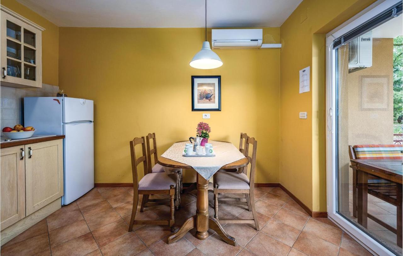 Stunning Apartment In Umag With Wifi Buitenkant foto