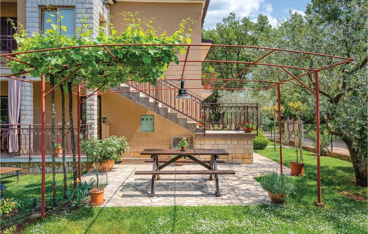 Stunning Apartment In Umag With Wifi Buitenkant foto