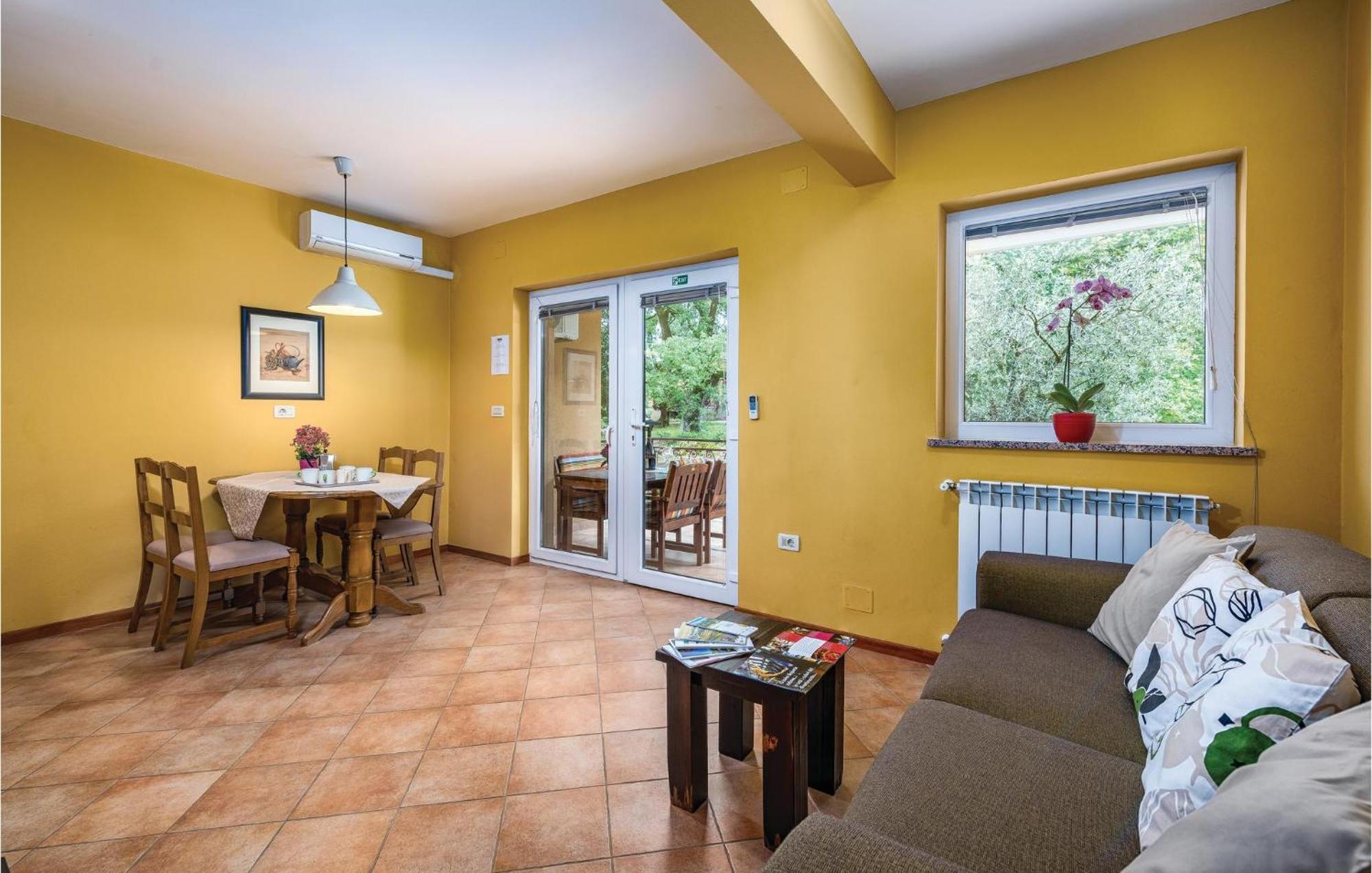 Stunning Apartment In Umag With Wifi Buitenkant foto