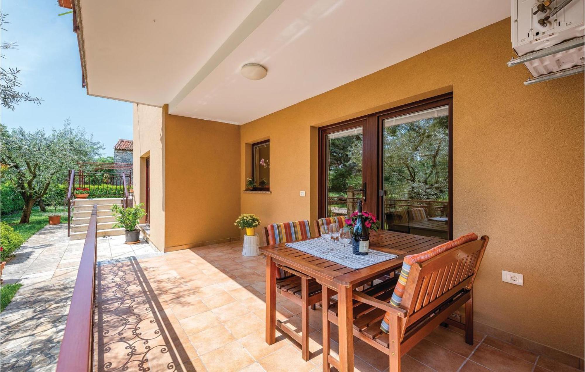 Stunning Apartment In Umag With Wifi Buitenkant foto
