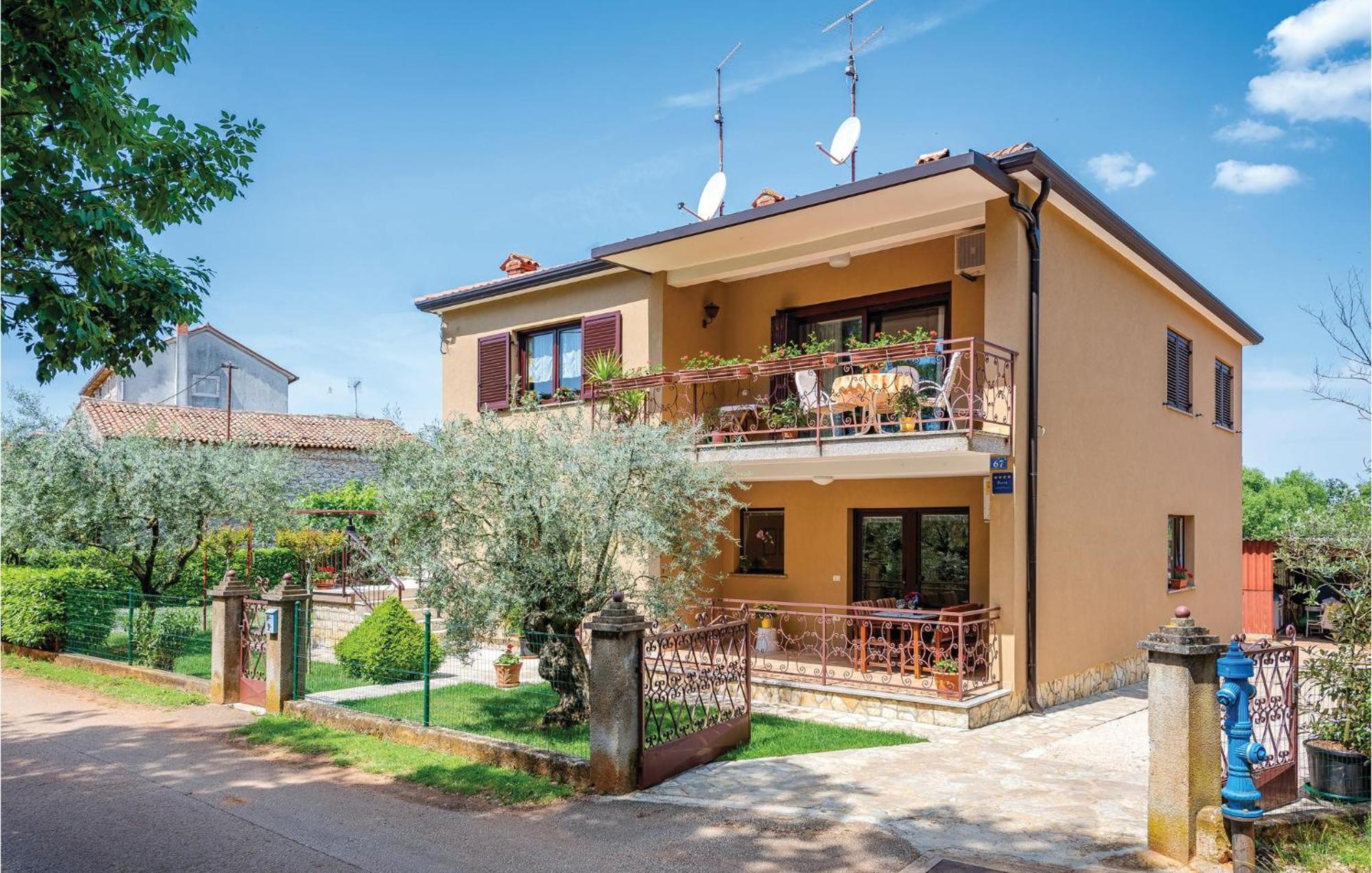 Stunning Apartment In Umag With Wifi Buitenkant foto