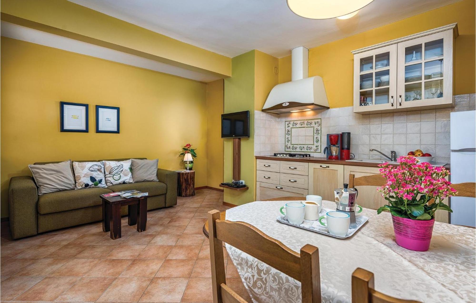 Stunning Apartment In Umag With Wifi Buitenkant foto