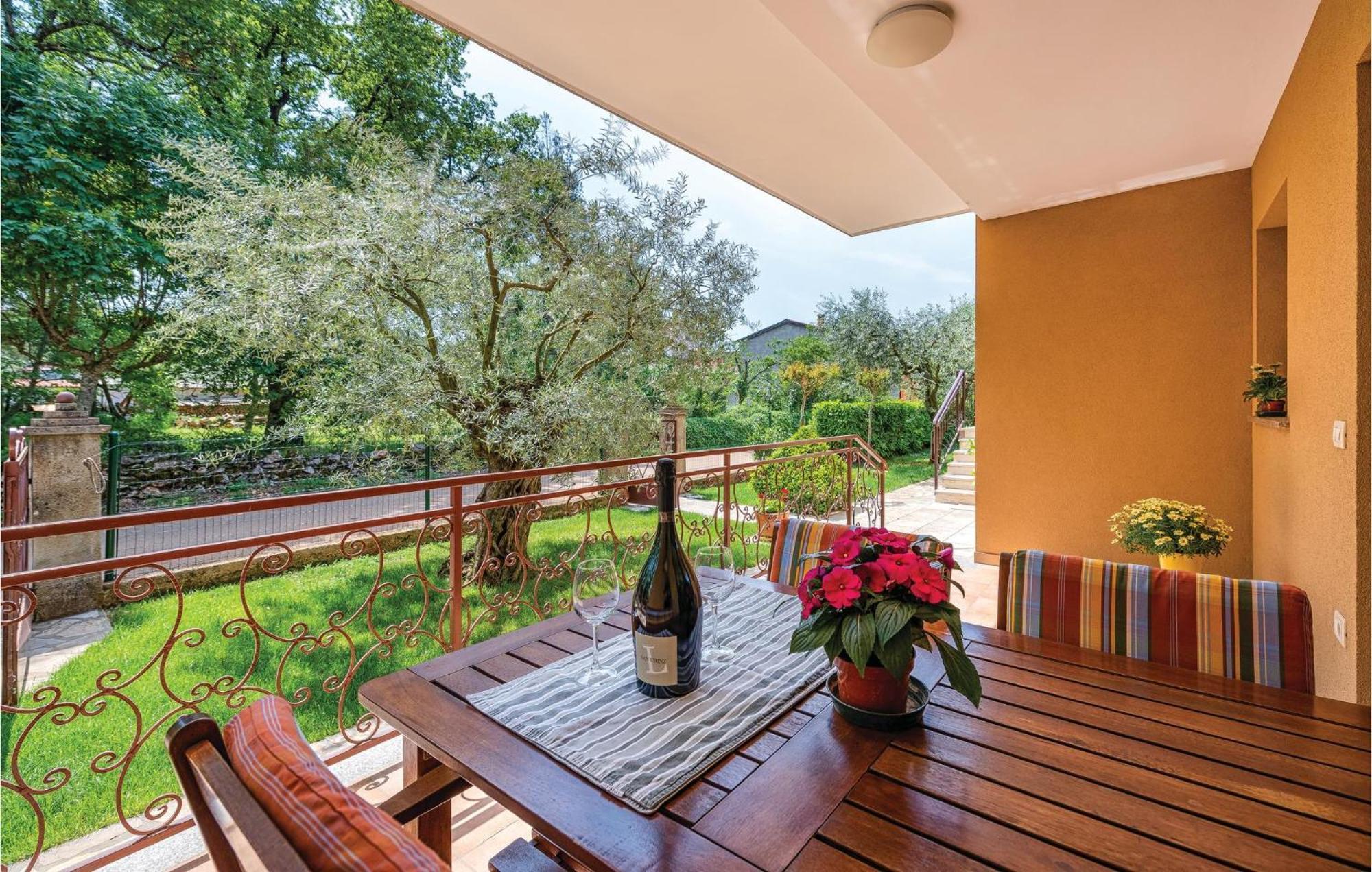 Stunning Apartment In Umag With Wifi Buitenkant foto